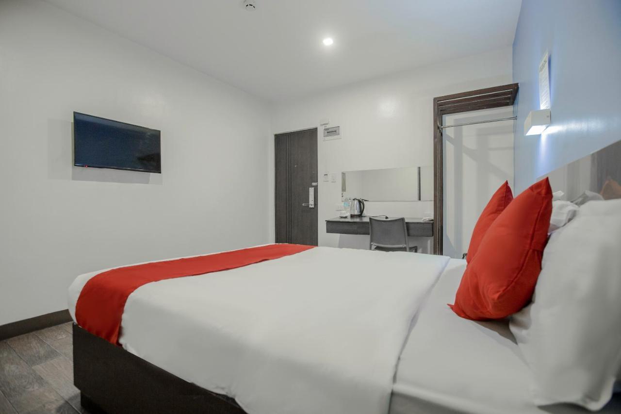 Oyo 637 Fox Hotel Quezon City Exteriör bild