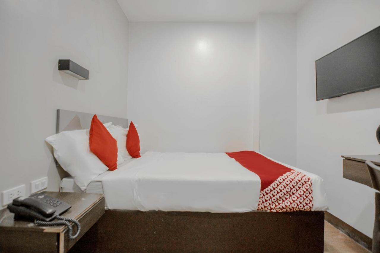 Oyo 637 Fox Hotel Quezon City Exteriör bild