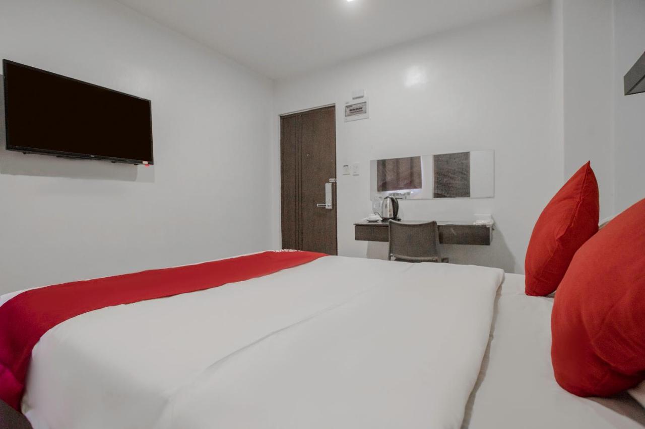 Oyo 637 Fox Hotel Quezon City Exteriör bild