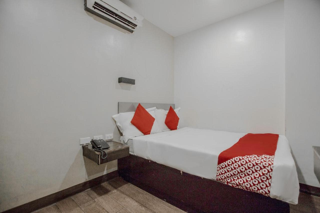 Oyo 637 Fox Hotel Quezon City Exteriör bild