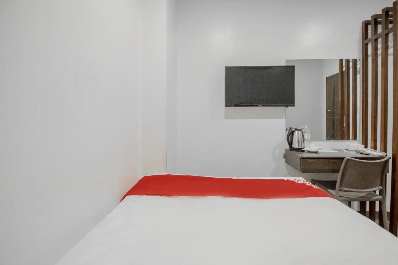 Oyo 637 Fox Hotel Quezon City Exteriör bild
