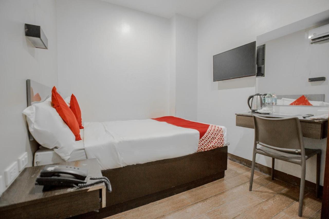 Oyo 637 Fox Hotel Quezon City Exteriör bild