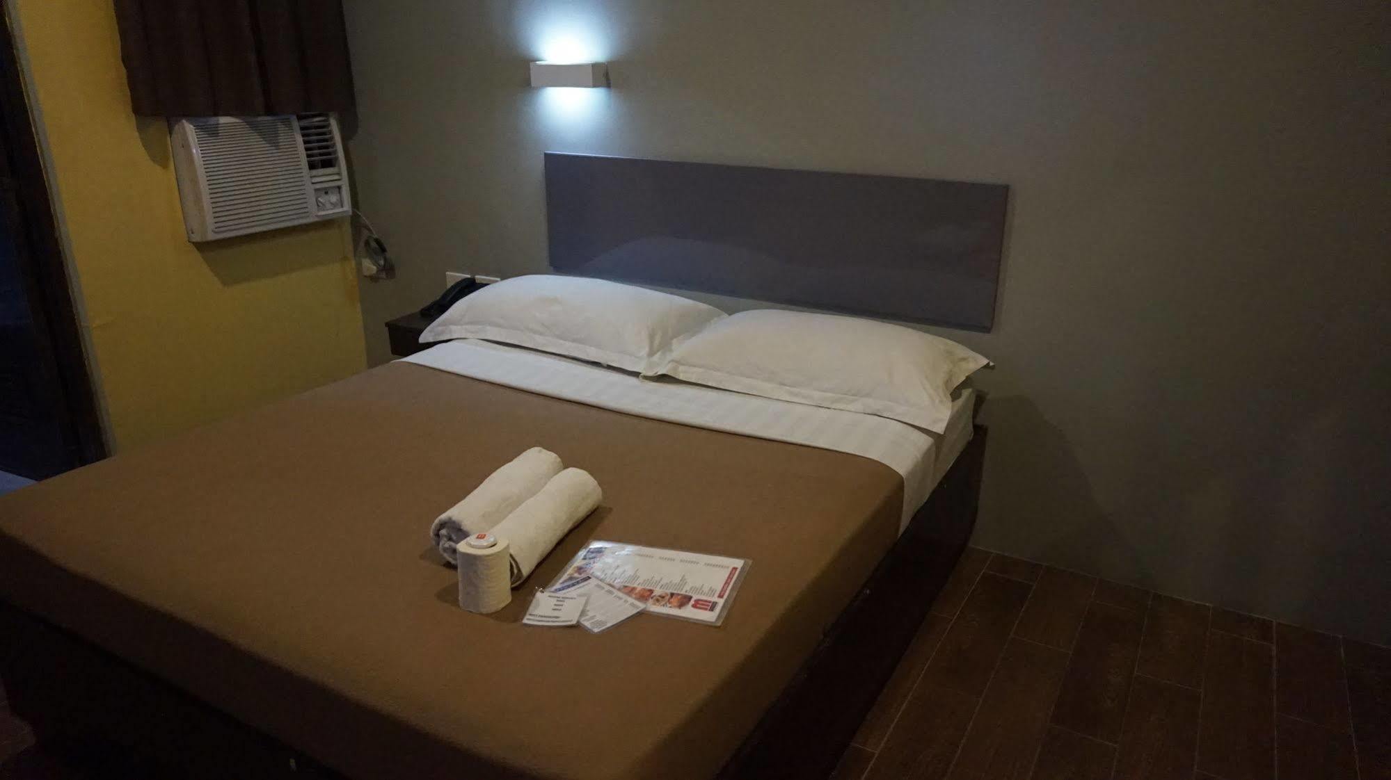 Oyo 637 Fox Hotel Quezon City Exteriör bild
