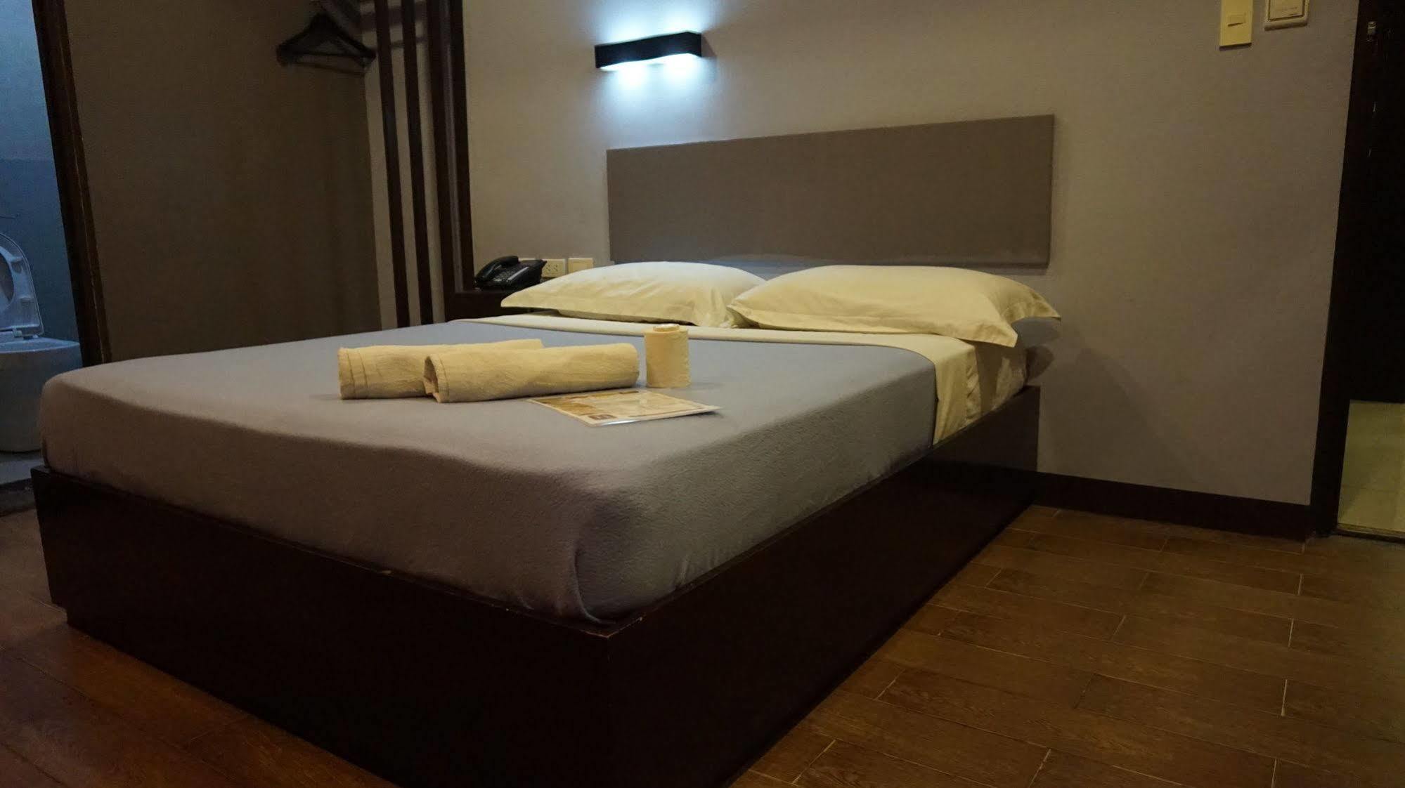 Oyo 637 Fox Hotel Quezon City Exteriör bild