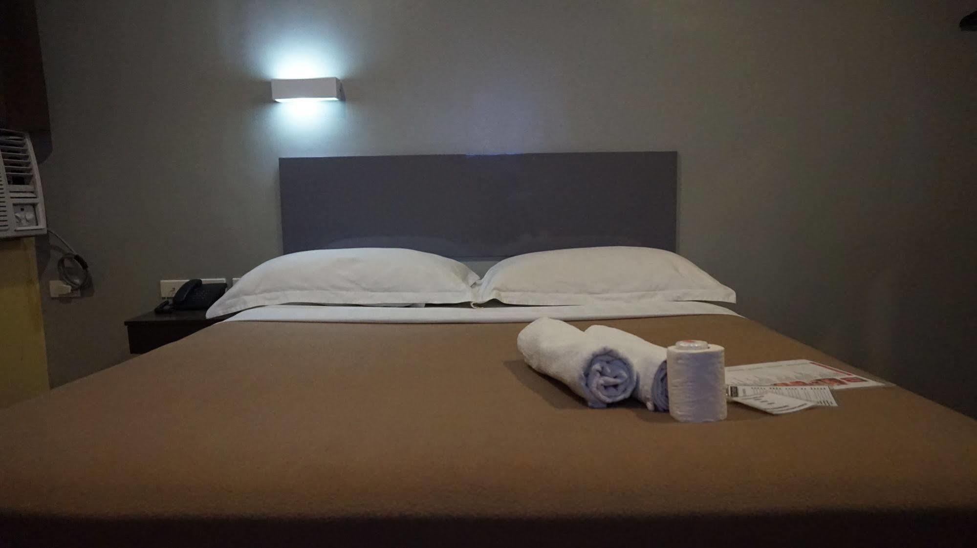 Oyo 637 Fox Hotel Quezon City Exteriör bild