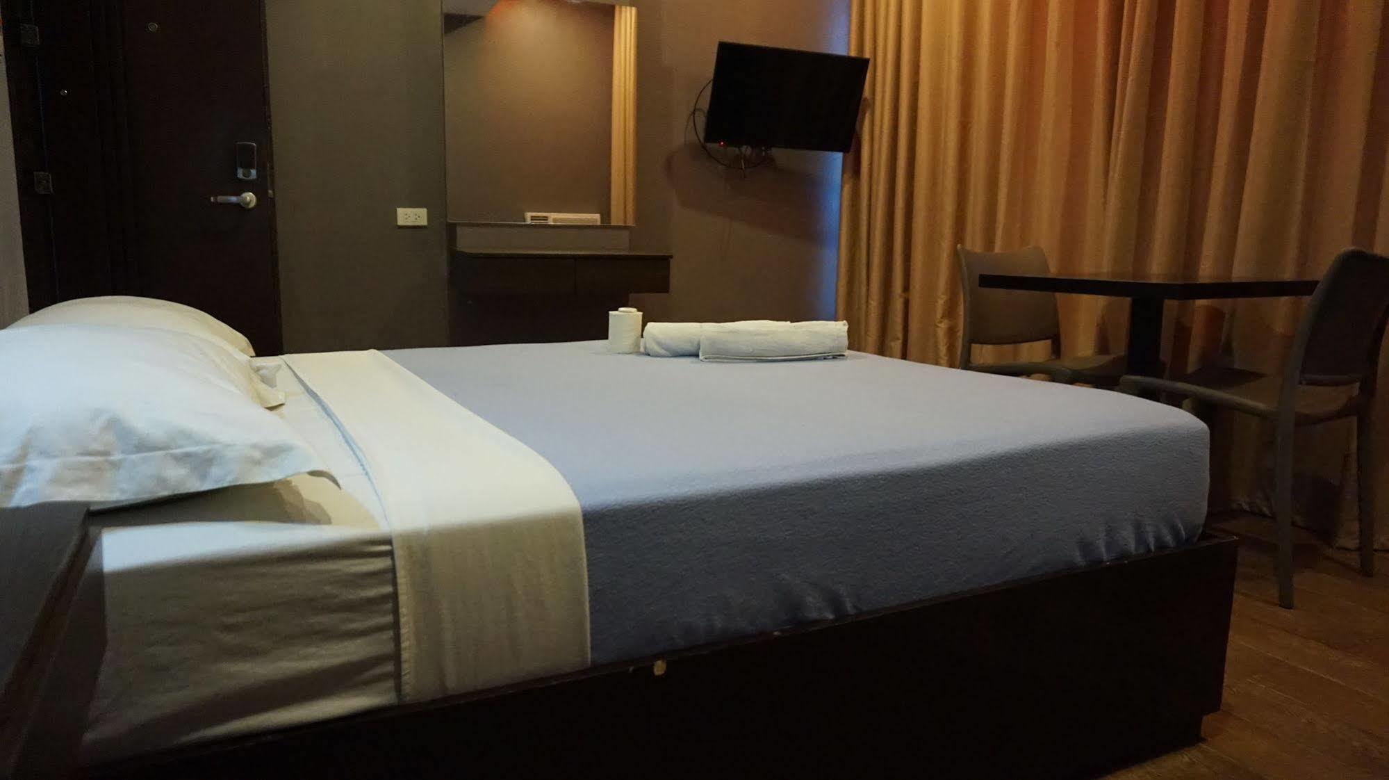 Oyo 637 Fox Hotel Quezon City Exteriör bild