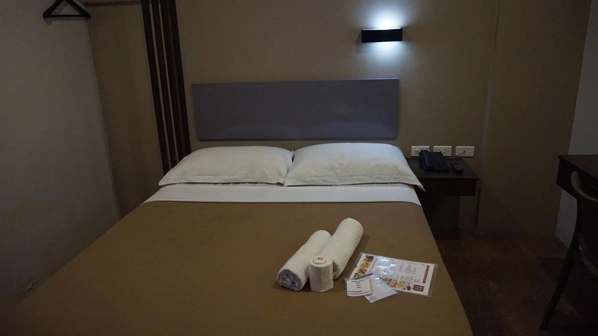 Oyo 637 Fox Hotel Quezon City Exteriör bild