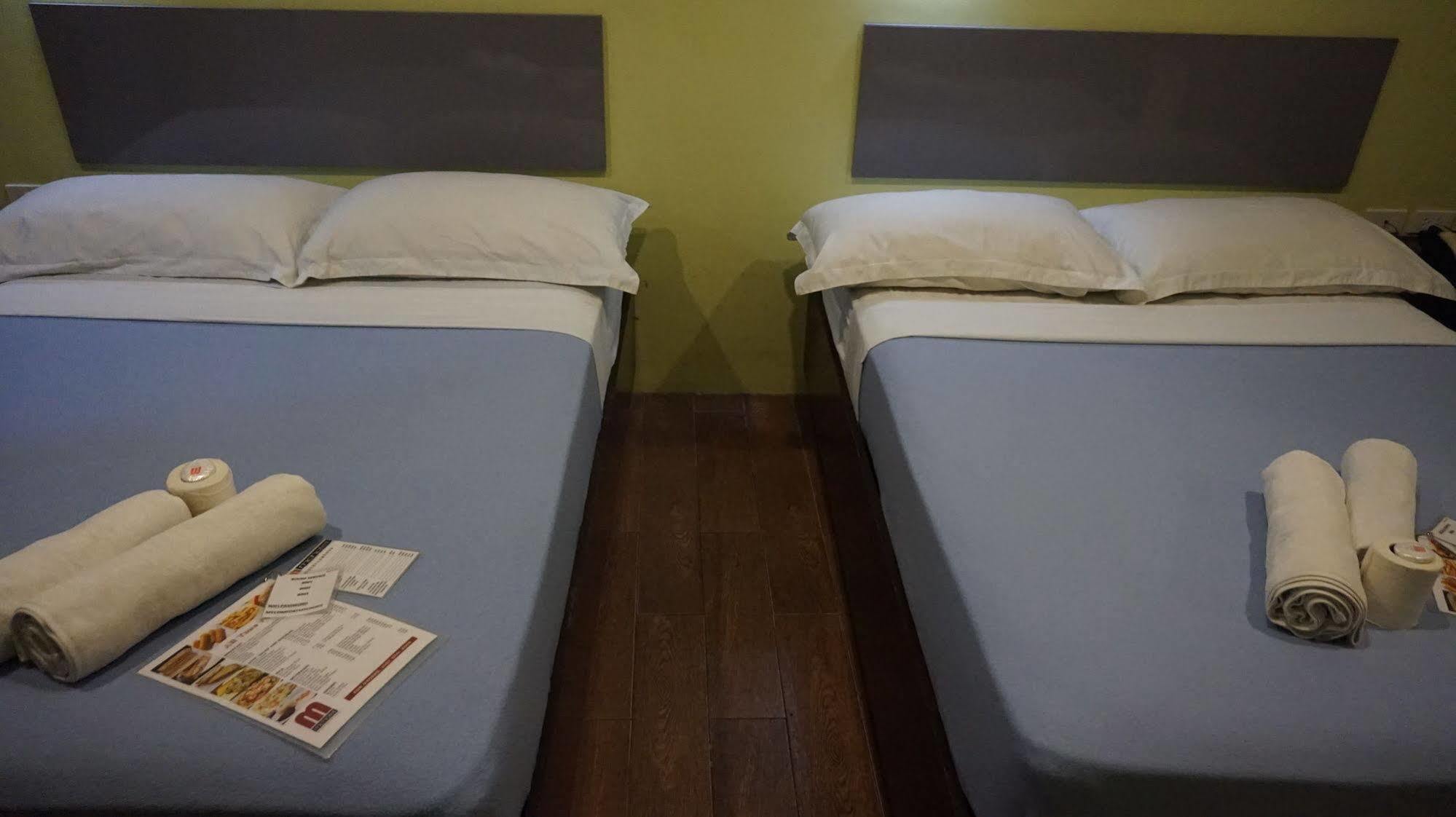 Oyo 637 Fox Hotel Quezon City Exteriör bild