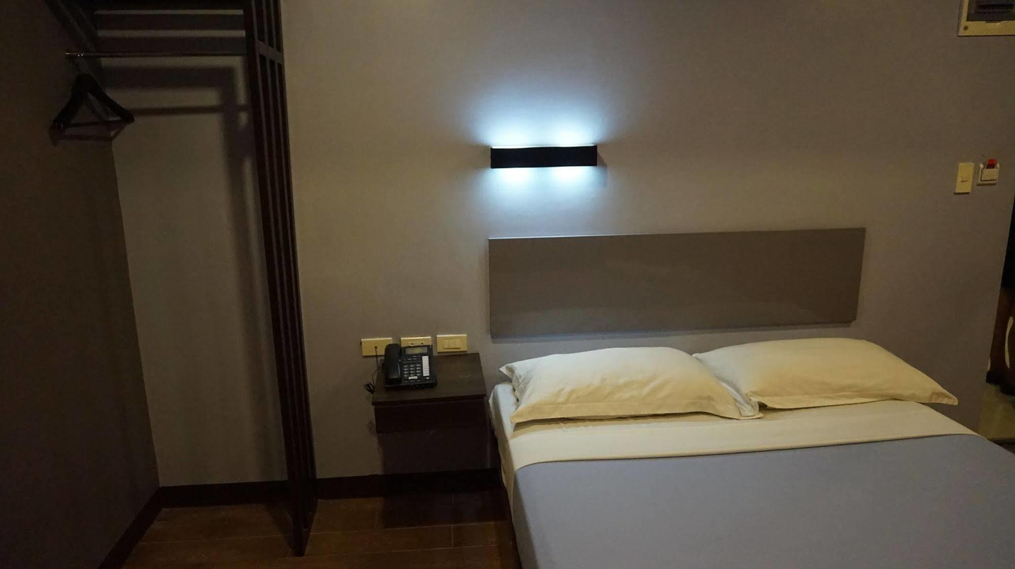 Oyo 637 Fox Hotel Quezon City Exteriör bild