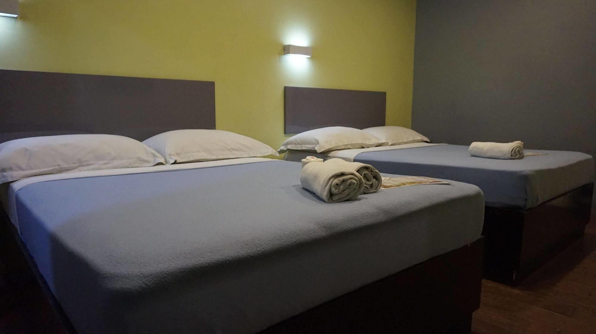 Oyo 637 Fox Hotel Quezon City Exteriör bild