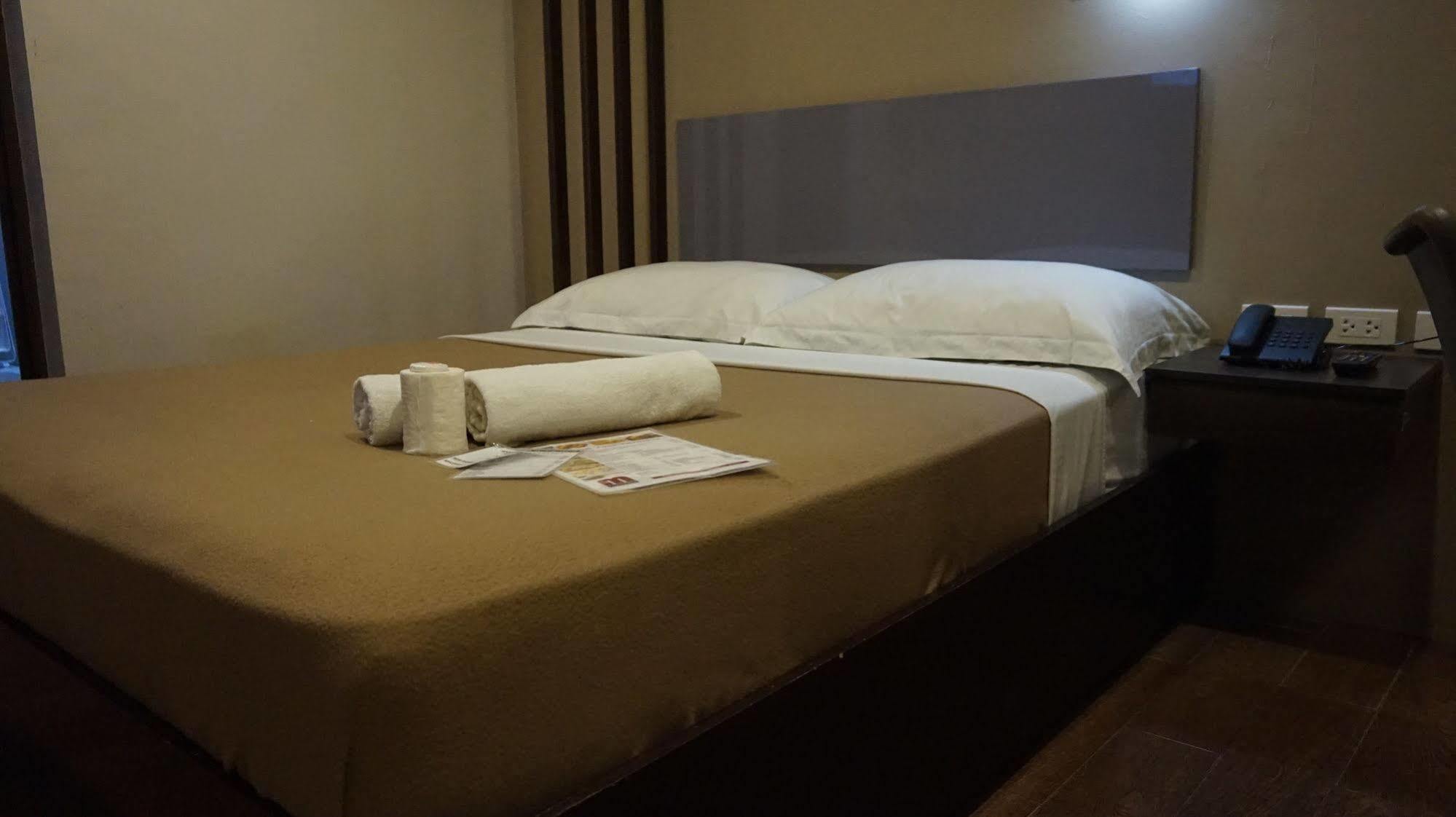 Oyo 637 Fox Hotel Quezon City Exteriör bild