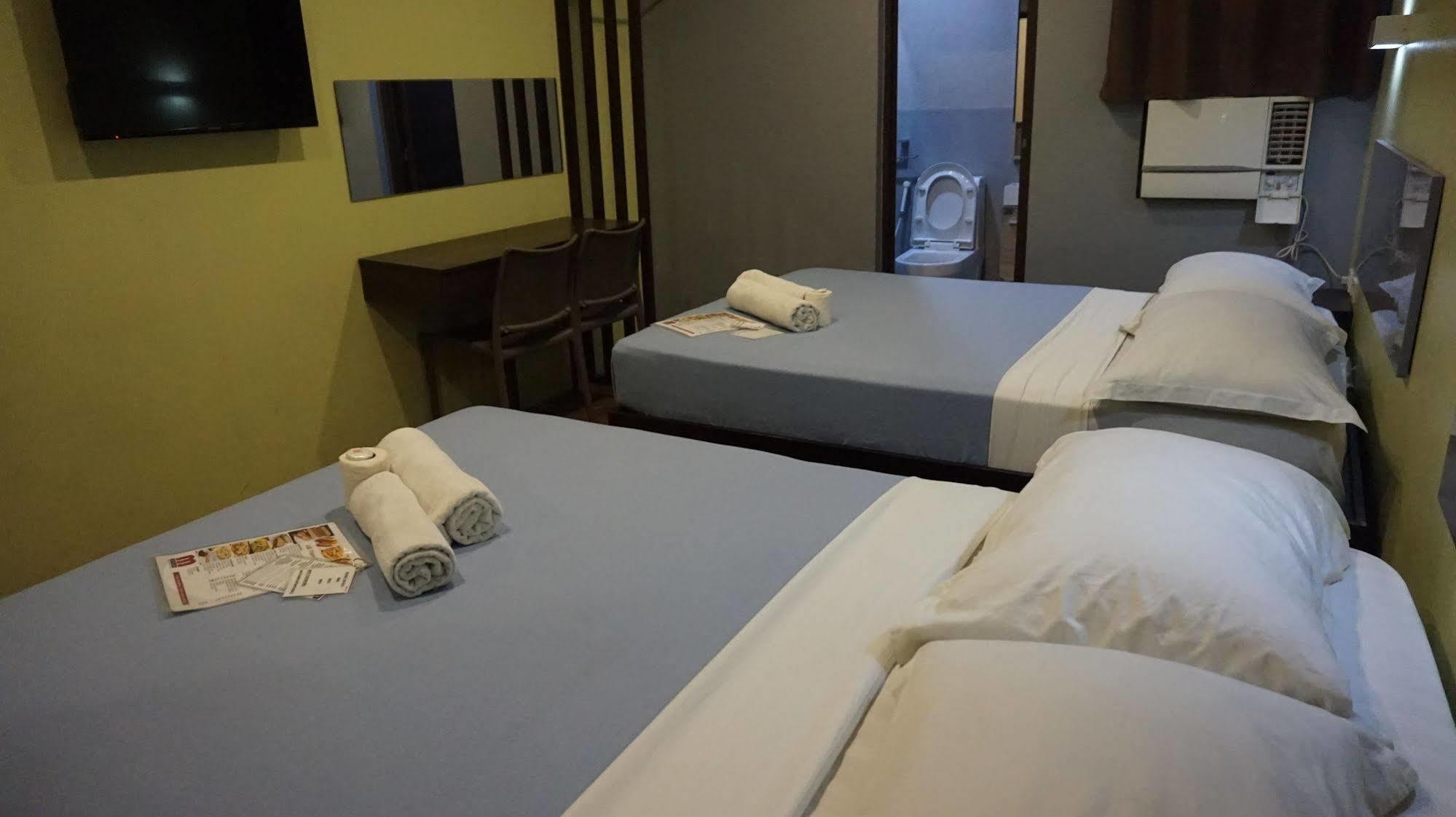 Oyo 637 Fox Hotel Quezon City Exteriör bild